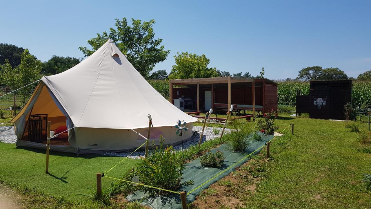 La Petite Ferme De Pouillon - Parc Animalier - Aire De Loisirs Bed & Breakfast エクステリア 写真